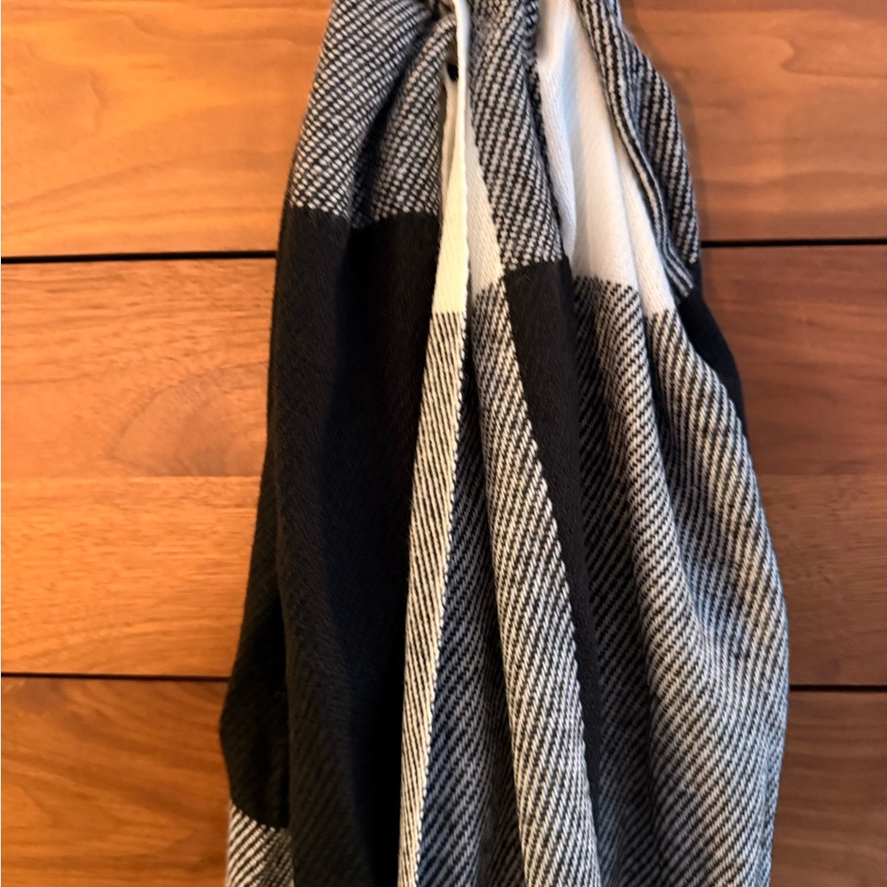 Amazon Black and White Plaid Scarf - Picture 3 of 8